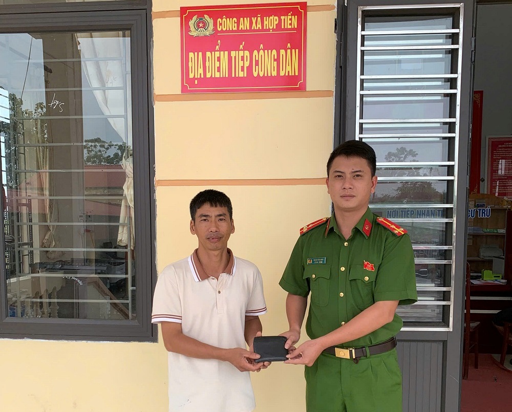 Công an xã Hợp Tiến kịp thời trao trả tài sản cho người đánh rơi